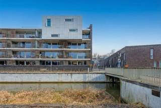 Ruimte, lichtinval, energiezuinigheid en een prachtige ligging komen hier perfect samen. Dit prachtig gelegen duplex-appartement met 4 slaapkamers...