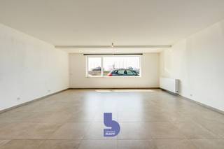 Welkom in dit moderne en instapklare gelijkvloers appartement, gelegen in de recente residentie Spuikom II (bouwjaar 2017). Dankzij de uitstekende ligging vlak bij de Spuikom, winkels en openbaar vervoer geniet u hier van een perfecte combinatie van rust, comfort en bereikbaarheid.<br /><br />De ruime en lichtrijke leefruimte sluit naadloos aan op de volledig uitgeruste open keuken met een modern kookeiland, ideaal voor gezellige momenten met familie en vrienden. Aansluitend beschikt het appartement over een ruime berging.<br /><br />Verder beschikt het appartement over een inkomhal, een praktische berging met aansluiting voor een wasmachine, een stijlvolle badkamer met dubbel lavabomeubel en inloopdouche, een apart gastentoilet met lavabo en twee volwaardige slaapkamers. Beide slaapkamers geven rechtstreeks uit op de zonnige tuin van maar liefst 60m², wat zorgt voor een aangename en groene woonbeleving.<br /><br />Extra troeven zijn de gemeenschappelijke fietsenberging, het uitstekende EPC-label A, de conforme elektrische installatie en het feit dat het appartement asbestvrij is.<br /><br />Dankzij de royale ruimtes, de recente afwerking en de topligging is dit appartement de ideale keuze als vaste woonst, comfortabel tweede verblijf of zorgeloze investering.<br />Een instapklaar appartement waar ruimte, licht en wooncomfort centraal staan. Plan vandaag nog uw bezoek en ontdek zelf de vele troeven van deze prachtige woonst.