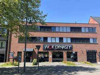 Ruim commercieel pand voor handel (showroom), kantoren of praktijkruimte, met 13 ondergrondse parkings, 3 buitenparkings en met ruim terras.Het...