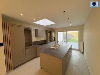 <p><span>ZEER MOOIE WONING MET 4 SLAAPKAMERS</span></p><p><span>Vraagprijs: 449.000 euro</span></p><p><span>Zeer mooie, goed gelegen, ruime woning nabij centrum, winkels, openbaar vervoer en scholen.</span></p><p><span>Deze woning is recentelijk gerenoveerd.</span></p><p><span>Op het gelijkvloers is er een inkomhal, ruime lichtrijke living met een openkeuken, toilet en berging.</span></p><p><span>Op de 1 e verdieping zijn er 2 ruime kamers en een toffe badkamer.</span></p><p><span>Op de 2e verdieping zijn de 3e en 4e kamers aanwezig.</span></p><p><span>Achteraan is er een ruim terras met leuk tuintje met zicht op de velden.</span></p><p><span>Vooraan is er een grote carport en staan plaats voor 4 auto's .</span></p><p><span>Gunstig Epc B </span></p><p><span>Elektriciteit conform AREI .</span></p><p><span>Topwoning op een toplocatie.</span></p><p><span>Stedenbouwkundig uittreksel/inlichtingen in aanvraag!</span></p><p><span>Aarzel niet en bel 0475/51.40.73 of e-mail sven@svena.be</span></p><p><span> </span></p><p><span>Deze gegevens zijn louter informatief en wij kunnen niet aansprakelijk gesteld worden voor eventuele onjuistheden.</span></p><p><span>De bewoonbare oppervlakte is slechts indicatief.</span></p><p><span> </span></p>