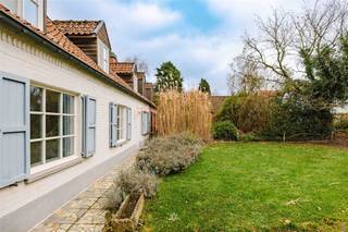 SINT-MARTENS-LATEM - Vous êtes à la recherche d'une maison confortable avec un grand jardin à louer à Sint-Martens-Latem ? Cet appartement est fait...