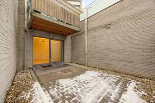 Op een goed zichtbare en vlot bereikbare locatie bevindt zich deze gelijkvloerse kantoor- of praktijkruimte van ca. 86 m², ideaal voor vrije...