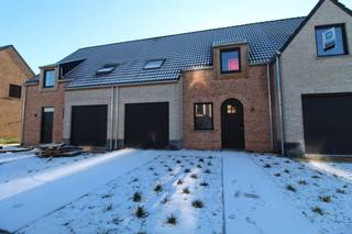 Energiezuinige nieuwbouwwoning te huur gelegen langs de Gitsestraat te Roeselare.Deze woning beschikt over alle nodige hedendaagse comfort en is...