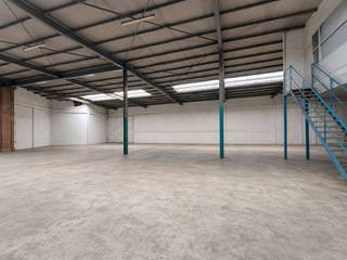 Deze opslagruimte van 1.310 m² combineert een ruime opslagcapaciteit met een uitstekende bereikbaarheid, op slechts enkele minuten van het centrum van Antwerpen, de Noorderlaan, de Ring en de haven.Het magazijn is ontworpen met het oog op een efficiënte logistieke werking en beschikt over drie afzonderlijke toegangen. Grote sectionaalpoorten aan zowel de IJzerlaan als de achterzijde zorgen voor een vlotte aan- en afvoer. Een bijkomende zij-ingang via de Driessnellenstraat biedt nog meer operationele flexibiliteit.Dankzij de open indeling is de ruimte geschikt voor opslag, distributie, groothandel, stadslogistiek of als centraal depot. Of je nu je activiteiten wilt uitbreiden of een goed bereikbare logistieke uitvalsbasis zoekt: dit magazijn biedt alle toegankelijkheid, flexibiliteit en functionaliteit voor een efficiënte bedrijfsvoering.