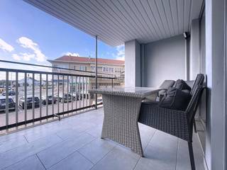 Dit moderne appartement te huur, op slechts 200 meter van het strand, combineert comfort, ruimte en praktisch wonen. Ideaal voor wie dichtbij de zee wil wonen en toch van alle gemakken voorzien wil zijn.Het appartement omvat:-Ruime inkomhal-Lichte leefruimte-Open keuken voorzien van toestellen.-Groot overdekt terras -Twee slaapkamers -Badkamer met douche, lavabo en aansluiting voor wasmachine-Apart toilet.-Extra berging beneden en gedeelde tuin voor opslag en ontspanning.-Dubbele garagebox met privé autostaanplaats voor het gebouw.Energiezuinig comfort dankzij aanwezige warmtepompen.Extra optie: appartement kan gemeubeld gehuurd worden, instapklaar voor wie direct wil genieten.Locatie: Slechts 200 meter van het strand, dichtbij winkels, openbaar vervoer en recreatiemogelijkheden. Dit appartement is perfect voor gezinnen, koppels of professionals die wonen aan zee combineren met modern comfort.Ben je geïnteresseerd in dit pand te huur in Oostende?Ga naar de website www.dewaele.com, klik op het pand dat je wenst te huren. Via de rode knop "vraag je bezoek aan" vragen we u kort een profiel in te vullen. Daarna nemen we contact op voor een bezoek. Telefonisch kunnen er geen afspraken gemaakt worden.