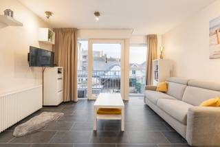 <p><strong>De Panne: Instapklaar 1-slaapkamerappartement op toplocatie, Residentie MIRELLA </strong><br /><br />Op zoek naar een zorgeloos pied-à-terre aan zee of een slimme investering aan de kust? Dit instapklare 1-slaapkamerappartement is gelegen in de goed onderhouden residentie <em>Mirella</em>, pal in het centrum van De Panne, op slechts enkele meters van zowel de winkelstraat als het strand.<br /> </p>
<p><strong>Indeling;</strong><br />Het appartement omvat een inkomhal, apart toilet, lichtrijke woonkamer met open ingerichte keuken en toegang tot een klein terras/balkon, één slaapkamer met aansluitende badkamer (douche) en een praktisch achterliggend terras.<br /> </p>
<p><strong>Troeven</strong></p>
<ul><li>
<p>Instapklaar appartement, onmiddellijk bewoonbaar</p>
</li><li>
<p>Topligging in het centrum, vlak bij winkels en strand</p>
</li><li>
<p>Ideaal als tweede verblijf of investering aan zee<br /> </p>
</li></ul>
<p>Meer informatie? Contacteer <strong>Frederick</strong> via <strong>058/22.41.70</strong>.</p>