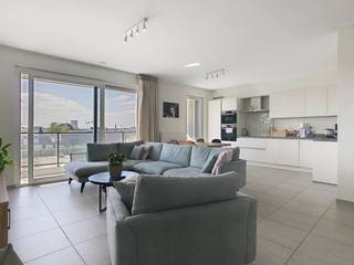 De snelste manier om een bezoek te brengen aan dit appartement? Vraag je bezoek aan via de rode knop op onze website (www.dewaele.com) en je...