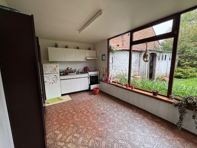 Te renoveren woning met 3 slaapkamers en leuke tuin op een totale oppervlakt van 215m². - foto 4