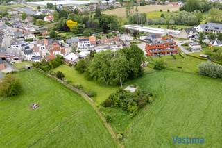 Welkom in een stukje architecturale geschiedenis waar karakter, ruimte en mogelijkheden samenkomen op een unieke locatie tussen Aalst en Wetteren.<br /><br />Deze bijzondere eigendom bestaat uit 2 halfopen bebouwingen die samen één uniek geheel vormen. Dankzij de afzonderlijke kadastrale percelen en nutsvoorzieningen biedt dit domein tal van mogelijkheden voor gezinnen, vrij beroepers, kangoeroewonen, zorgwonen … om uw woonproject of droomwoning te realiseren. Of u nu kiest voor renovatie of sloop en heropbouw, u geniet hier van maximale vrijheid om uw eigen architecturale visie vorm te geven, uiteraard in samenspraak met de dienst stedenbouw.<br /><br />Het perceel van maar liefst 57 are is een ware groene oase. Omgeven door volwassen bomen en een prachtige parktuin geniet u hier elke dag van een instant vakantiegevoel. De combinatie van open ruimtes en verborgen hoekjes zorgt voor een unieke woonbeleving waar privacy centraal staat.<br /><br />De ligging tussen Aalst en Gent zorgt bovendien voor een uitstekende bereikbaarheid. Hierdoor combineert deze eigendom moeiteloos wonen, werken en ontspannen op één unieke locatie.<br /><br />Dit is geen standaard grond, maar een uitzonderlijk domein met karakter, geschiedenis en ongeziene mogelijkheden. Een eigendom die u moet voelen, beleven en ontdekken.<br /><br />EPC 177: 763 kWh - 20220427-0002580946-RES-1<br />EPC 179: 431 kWh - 20260525-0003876545-RES-1<br /><br />Interesse? Neem vandaag nog contact met ons op voor het volledige verkoopdossier en ontdek de mogelijkheden van deze unieke eigendom.