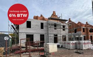 <h2><span>Deze nieuwbouwwoning is gelegen in de Laakstraat 18 in koersel en maakt deel uit van het kleinschalige nieuwbouwproject Bellea.</span></h2>
<br />Deze laatste halfopen woning op lot 4 ligt op een perceel van 424 m², in een rustige en aangename woonomgeving. De ligging is ideaal, je geniet hier van landelijke rust en een uitstekende bereikbaarheid. De oprit van de E313 bereik je op slechts 5 minuten, waardoor je snel in Hasselt, Antwerpen of Luik geraakt.<br /><br />De woning biedt een totale bewoonbare oppervlakte van 179,63 m², inclusief een ruime zolderverdieping van 41,73 m². Een groot voordeel van dit project is dat jij de afwerking kiest: keuken, badkamer, vloeren en binnendeuren kies je volledig zelf, op maat van jouw stijl en voorkeur.<br /><br />De gelijkvloerse verdieping omvat een inkomhal met gastentoilet en trap, gevolgd door een ruime leefruimte met plaats voor een zithoek, een eetruimte en eventueel een bureau of speelhoek. De open keuken met eiland grenst aan een berging. Op de eerste verdieping bevinden zich drie slaapkamers, een apart toilet en een badkamer met ruimte voor een bad, douche en dubbele lavabo. Via een vaste trap bereik je de zolderverdieping, perfect in te richten als extra slaapkamer, bureau of hobbyruimte.<br /><br /><strong>Troeven van deze woning</strong>

<ul>
	<li>Dit project komt in aanmerking voor een aankoop onder 6% BTW </li>
	<li>Eigentijdse architectuur met veel lichtinval</li>
	<li>Afwerking volledig volgens jouw smaak</li>
	<li>Gunstig E-peil</li>
	<li>Zonnepanelen inbegrepen</li>
	<li>Lucht/water-warmtepomp met koelfunctie</li>
	<li>Vloerverwarming &amp; ventilatiesysteem D</li>
	<li>Grote zolderverdieping</li>
	<li>Terras en carport mogelijk</li>
</ul>
Meer info of een bezoek plannen? Mail naar lize@optie-m.be of bel ons op 011 23 11 01.<br /><br />Benieuwd naar de waarde van je huidige woning? Contacteer ons vrijblijvend voor een gratis schatting.