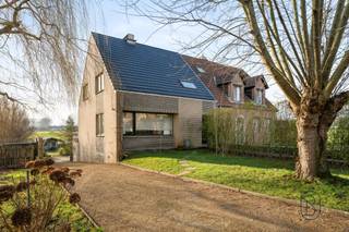 Deze ZEER RUSTIG gelegen woning H.O.B .bevindt zich in een DOODLOPENDE STRAAT en geniet van een prachtig open zicht op de achterliggende...