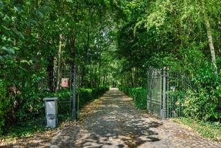 <p><span>Ontdek het uitzonderlijke domein </span><span>‘Lysdonck’</span><span>, een exclusief parkdomein van ca. 5 hectare waar rust, privacy en natuur op unieke wijze samenkomen. Gelegen in Sinaai geniet het domein van een strategische ligging op de as Gent-Antwerpen, met een vlotte verbinding naar de E17.</span></p><p><span> </span></p><p><span>De belangrijkste troeven in een notendop:</span></p><ul><li><span>Exclusief en uiterst privaat domein van ca. 5 hectare</span></li><li><span>Indrukwekkende toegangspoort met ca. 350 meter lange oprijlaan</span></li><li><span>Prachtig park met waardevolle volwassen bomen en natuurlijke vijver</span></li><li><span>Centrale ligging op de as Gent-Antwerpen met vlotte verbinding naar de E17</span></li><li><span>Vernieuwbouw uit 2003 met hedendaags wooncomfort en EPC-label B</span></li></ul><p><span> </span></p><p><span>De oorsprong van het domein gaat terug tot de </span><span>12de eeuw</span><span>, toen het aangelegd werd als park van de Baudelo-abdij. Deze historische achtergrond verleent ‘Lysdonck’ een bijzonder karakter en een rijke geschiedenis. Via de Hulstbaan geeft een karaktervolle gietijzeren toegangspoort toegang tot de indrukwekkende oprijlaan, die u doorheen het groen naar de woning leidt, volledig omgeven door het eigen park.</span></p><p><span> </span></p><p><span>Het domein wordt gekenmerkt door waardevolle volwassen bomen, uitgestrekte groenzones en een natuurlijke vijver. De omvang en beslotenheid van het park creëren een uitzonderlijk gevoel van rust en privacy. Daarnaast beschikt het eigendom over een tweede toegang via de Leestraat.</span></p><p><span> </span></p><p><span>De woning (280m²) onderging in 2003 een grondige vernieuwbouw, waarbij hedendaags wooncomfort en energiezuinigheid centraal stonden.</span></p><p><span>Op het gelijkvloers bevinden zich de inkomhal, een ruime multifunctionele ruimte die onder meer kan worden ingericht als garage, bureau of fitnessruimte, een afzonderlijk toilet, een eerste slaapkamer met badkamer en een praktische bijkeuken. De leefruimte vormt het hart van de woning en geniet dankzij de grote raampartijen van een indrukwekkend uitzicht over het omliggende park.</span></p><p><span>Op de eerste verdieping bevinden zich vier bijkomende slaapkamers en twee badkamers.</span></p><p><span> </span></p><p><span>Ook op energetisch vlak biedt de woning alle hedendaags comfort. Zo is de woning voorzien een warmtepomp met vloerverwarming, zonnepanelen en thuisbatterijen. Deze investeringen resulteren in een gunstig EPC-label B.</span></p><p><span> </span></p><p><span>Op het domein bevindt zich bovendien een afzonderlijke loods. Het aanwezige materiaal voor het onderhoud van het park is inbegrepen in de verkoopprijs.</span></p><p><span> </span></p><p><span>De combinatie van een historisch parkdomein van ca. 5 hectare, uitzonderlijke privacy, hedendaags wooncomfort en een strategische ligging tussen Gent en Antwerpen maakt van ‘Lysdonck’ een bijzonder eigendom dat slechts zelden op de markt komt.</span></p><p><span> </span></p><p><span>Wenst u het unieke karakter, de rust en de bijzondere setting van </span><span>‘Lysdonck’</span><span> zelf te ervaren? Neem dan vrijblijvend contact met ons op voor meer informatie of een bezoek.</span></p><p><span> </span></p>