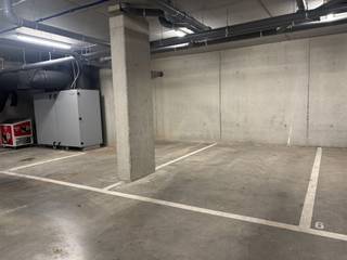 AUTOSTAANPLAATSEN GELEGEN IN CENTRUM PUURSGelegen in het centrum van Puurs - in de ondergrondse garage aan het Kerkplein. * Autostaanplaatsen voor 1...