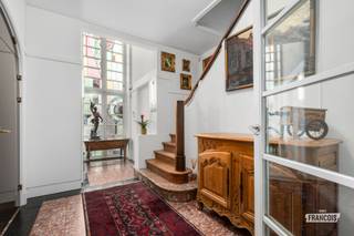 In het centrum van Zottegem staat deze art-decovilla uit 1932, ontworpen door architect Oscar Van Cauwenberghe. Achter deze woning wacht een ruime stadstuin met veel privacy. Originele elementen geven de woning haar karakter; het gelijkvloers kreeg in 2011 een opfrisbeurt. <br /><br />De inkomhal met vestiaire en gastentoilet leidt naar een lichtrijke leefruimte met zit- en eetgedeelte en een knusse plek met zicht op de tuin. Verder zijn er een aparte bibliotheek, een open keuken met lichtrijke aanbouw en toegang tot de tuin, en een berging.<br /><br />Op de eerste verdieping zijn er vier slaapkamers en een badkamer. De tweede verdieping telt nog twee slaapkamers, een badkamer en twee zolderruimtes. Buiten geniet je van verschillende terrassen, een zwembad en een volwassen tuin. Een ruime bergkelder, oprit en garage maken het geheel compleet.<br /><br />De naastgelegen praktijkruimte met appartement kan optioneel worden bij aangekocht. Interesse in een bezoek of benieuwd naar de waarde van je eigen woning? Neem gerust contact op voor extra info en/of een bezoek ter plaatse. <br /><br />