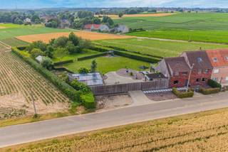 <p>Immo Pické biedt U deze unieke en perfect onderhouden eigendom (gelegen in Bekkerzeel op 150m van Dilbeek) aan gelegen in de nabijheid van alle faciliteiten maar toch omgeven door weilanden en akkers. Deze perfect onderhouden woning is volledig aangepast aan alle hedendaags comfort en is op en top energiezuinig (EPC A). We betreden deze eigendom via een ruime inkomhal met vestiaire en gastentoilet.<br /><br />Via een moderne smeedijzeren deur begeven we ons naar een zeer ruime en lichtrijke woonkamer met aangrenzende volledig geïnstalleerde keuken en bijkeuken (hyper geïnstalleerde keuken met toptoestellen, kookeiland met ontbijthoek, koelcel, bijkeuken met veel bergruimte,...). Vanuit deze leefruimte hebben we een prachtig zicht op de volledig aangelegde tuin met terrassen, fruitbomen en een gezellige verwarmde wintertuin (met pizzaoven). Daarnaast beschikt deze woning op de gelijkvloerse verdieping over een bergruimte, een ingericht bureel met prachtig zicht op de voorliggende weilanden en een eerste slaapkamer/polyvalente ruimte voor uitoefenen van vrij beroep).<br /><br />Op de eerste verdieping vinden we een nachthal, een masterbedroom met en suite dressing, sauna en volledig uitgeruste badkamer, 2 ruime kinderkamers met aangrenzende douchekamer. Via een vaste trap begeven we ons naar de zolderverdieping waar we nog een 5de slaapkamer terugvinden en een bureelruimte. Aanwezigheid van een wijnkelder en 2 carports met bijkomende buitenbergruimtes.<br /><br />Bijkomende informatie: centrale verwarming van 2025 - EPC A - conforme elektrische installatie - 4 airco's - regenwaterput en bronwaterput - alarmsysteem - ingebouwde gashaard met inbouwkasten - 24 zonnepanelen - waterverzachter - ....</p>