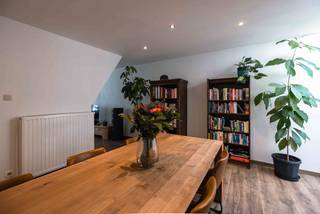 In het pittoreske <strong>Sint-Annakwartier</strong> vinden we deze <strong>gerenoveerde 2-slaapkamerwoning</strong> met ruim en uniek <strong>STADSTERRAS</strong>. Deze charmante en gegeerde stadswijk met authentieke sfeer combineert enerzijds de rust van deze gezellige woonwijk en anderzijds de levendigheid en het bruisende van het zeer nabije commerciële en historische stadscentrum.<br />Op wandel- en fietsafstand van de Burg, de Markt en de Vesten en dichtbij alle modaliteiten en voorzieningen die de Brugse binnenstad te bieden heeft zoals cultuur, recreatie, openbaar vervoer, scholen en shopping! <br />Een geslaagde renovatie in 2014 ( gelijkvloers, nieuw dak en riolering) en recentere updates in 2022 ( master en bureau ) en in 2024 ( volledig vernieuwde badkamer met inloopdouche ) resulteerde in een<strong> instapklare en energiezuinige woongelegenheid</strong> met <strong>kwalitatieve afwerking</strong> en <strong>hoog comfortniveau!</strong><br />Ook ideaal voor wie een <strong>pied-à-terre</strong> zoekt in Brugge, waar de woonst dan ook de perfecte uitvalsbasis is voor dagtrips naar de kust en het Brugse ommeland of om familie te ontvangen. <strong>Vastgoed in Brugge biedt nog altijd een veilige en stabiele investering. </strong><br />Kortom: dit is een <strong>INTERESSANTE OPPORTUNITEIT</strong> om een woning aan te kopen in deze mooie en zeer gewilde stadswijk.<br />Wacht daarom niet te lang en vraag nu je bezoek aan, want de vraag naar instapklare woningen op deze locatie is hoog!<br />Extra troeven: + Instapklare woonst!<br />+ Voorzien van hoogrendementsglas en laminaat!<br />+ Energielabel C!<br />+ Conforme keuring elektrische installatie! <br />+ Recent gekeurde ATAG-ketel!<br />+ Geen renovatieplicht!<br />+ Mogelijkheid tot 3e slaapkamer<br />+ Uitstekende mobiscore 9,2 op 10!<br />+ Parkeermogelijkheid in de omgeving!<br /><br />Indeling: De inkom brengt je naar een open leefruimte met een gezellige zithoek aan de straatzijde en een aanpalende eetruimte met volledig ingerichte open keuken. Een zeer grote raampartij aan de straatzijde zorgt voor een royale lichtinval in de zithoek. De trendy lamellen zorgen dan weer voor voldoende privacy. De gashaard in de zithoek zorgt op winterse avonden voor een aangename en sfeervolle warmte zonder het gedoe van een open haard. <br />De <strong>open keuken</strong> is voorzien van een groot granieten werkblad, Falcon gasfornuis met 2 ovens, toastrek en recent ingebouwde AEG-vaatwasser.<br />Daarnaast is nog een berging en een gastentoilet.<br />Het <strong>ruim zuidwest georiënteerd stadsterras</strong> is de ideale plek voor gezellige etentjes, een BBQ of een rustmoment na een drukke dag.<br />De 1ste verdieping omvat een ruime master, een open bureauruimte, ingebouwde dressing en een vernieuwde badkamer met o.a. een inloopdouche, ligbad en een voorziening  voor een wasmachine. Onder het dak vinden we een open kamer ( thans hobbyruimte ), een tweede slaapkamer en mogelijks een derde slaapkamer mits plaatsing van een scheidingswand.<br />Gvg,Wche,Gmo,Gvkr,Gvv<br />P-score=C G-score=C<br /><br />Bruikbare vloeroppervlakte  144 m²<br />Oppervlakte  :  84 m²<br /><br />#leukwonen #brugge #vastgoedinvestering #piedaterre