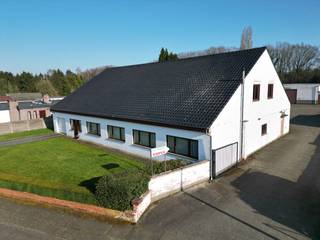 <u><strong>Ruime woning met loods te koop in Valkenbergstraat 19, Zutendaal</strong></u><br />Op zoek naar een unieke woning met loods die veel ruimte en diverse mogelijkheden biedt? Deze bijzondere woning, gelegen in de Valkenbergstraat 19 te Zutendaal, bevindt zich op een perceel van maar liefst 53 are 40 ca. De woning heeft een indrukwekkende gevelbreedte van 25,5 meter en een diepte van 19 meter, wat zorgt voor een enorm potentieel.<br /><br /><strong>Woning met +/- 750 m² woonoppervlakte</strong><br />Met een totale woonoppervlakte van +/- 750 m² verdeeld over twee verdiepingen, biedt deze woning talloze mogelijkheden. Het eigendom werd oorspronkelijk gebruikt als kantoorruimte, maar wordt momenteel als woonhuis gebruikt. De indeling omvat een ruime L-vormige woonkamer, een aparte bureaukamer, 2 slaapkamers, een badkamer, een extra waskamer en een apart toilet. Tevens is er een ruime inpandige garage voor het parkeren van meerdere voertuigen.<br /><br /><strong>Ruime loods voor diverse doeleinden</strong><br />Achter de woning vindt u een overdekte open loods van maar liefst 10 meter bij 27 meter, ideaal voor opslag of andere toepassingen. Aansluitend bevindt zich een afgesloten loods (hangar) van 35 meter diep en 25 meter breed, een perfecte ruimte voor een werkplaats of verdere opslag. Achter de hangar ligt bovendien een groot grasperk, een prachtig groen stukje grond met volop mogelijkheden voor recreatie tuin.<br />Extra opslagruimte is beschikbaar in de afgesloten ruimte achter de loods.<br /><br /><strong>Energiezuinig</strong> <br />De woning is voorzien van zonnepanelen, een extra warmwaterboiler en een palletkachel, wat bijdraagt aan zowel comfort als energie-efficiëntie.<br /><br /><strong>Ligging</strong><br />Deze woning geniet van een uitstekende ligging in Zutendaal, nabij alle nodige voorzieningen, scholen, en het prachtige natuurschoon van de regio. Met goede verbindingen naar omliggende steden en snelwegen is dit de ideale plek voor wie rustig wil wonen met toch alle faciliteiten binnen handbereik.<br />Kortom, deze woning biedt een indrukwekkend woonoppervlak en tal van bijgebouwen voor uiteenlopende doeleinden. Perfect voor wie op zoek is naar een ruim, veelzijdig eigendom met potentieel!<br /><br /><strong>Neem contact op voor meer informatie of een bezichtiging!<br /><br />Tel.: 0032 (0) 485 97 49 28<br />E-mail: info@co-realestate.be</strong>