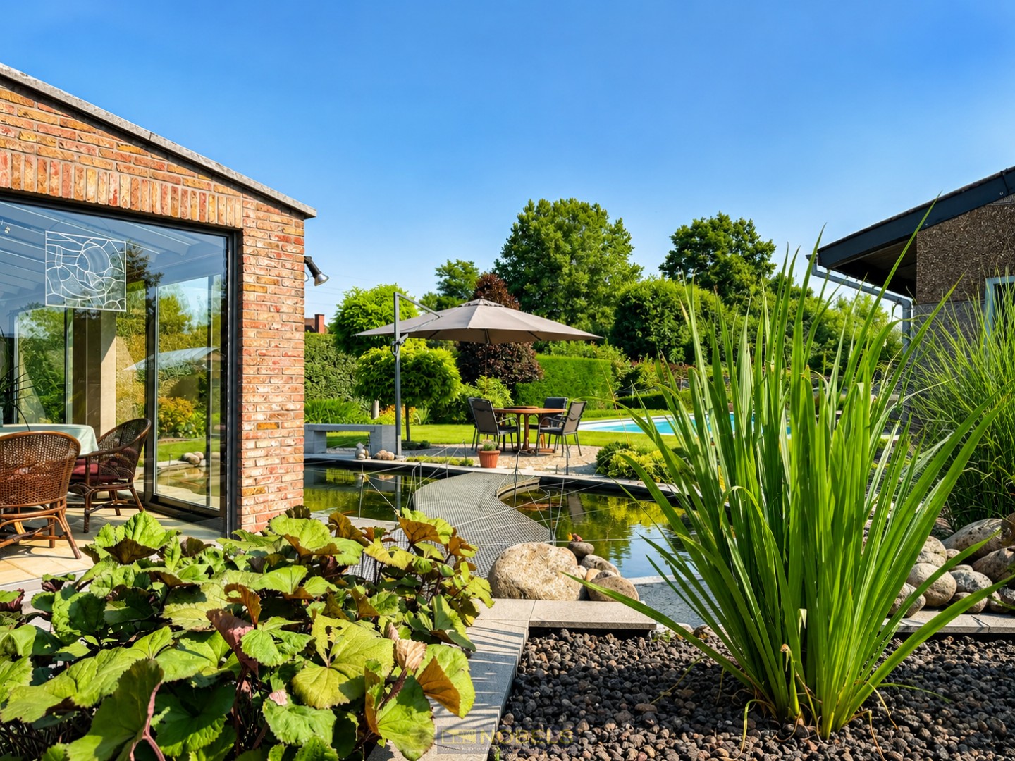 Te koop, Perfect onderhouden bungalow met loods, zwembad en weides op unieke ligging te Leupegem (Oudenaarde)! - foto 2