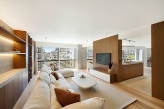 Appartement rénové de 160 m², situé en centre-ville, à quelques pas de la plage et de divers commerces. Composition : hall d'entrée avec vestiaire et toilettes invités. Grand débarras. Salon et salle à manger lumineux, climatisés, avec accès à la terrasse et une belle vue dégagée sur l'avenue Lippens et l'avenue Bayaux. À côté, la cuisine ouverte entièrement équipée avec des appareils Miele et un coin repas. Bureau avec deux lits superposés. Chambre principale avec de nombreux placards intégrés. Salle de bains équipée d'une baignoire, d'une douche, d'un double lavabo et de toilettes. Deux chambres spacieuses. Salle de douche. Hall de nuit avec toilettes séparées et buanderie pratique. Deux caves privatives incluses et local à vélos commun au rez-de-chaussée. Possibilité d'acheter une place de parking à proximité immédiate de l'appartement. La copropriété pense à rénover la façade et les balustrades<br />Meubles compris dans le prix. Contactez Alex Dewulf pour visiter ce magnifique appartement.