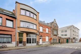 <p>Op een schitterende locatie in het centrum van Lier bevindt zich deze ruime woning die momenteel is ingedeeld in drie afzonderlijke appartementen. Dankzij de centrale ligging, de ruime garage, zonnige tuin en het bijgebouw achteraan biedt dit pand tal van mogelijkheden voor zowel investeerders als wie op zoek is naar een combinatie van wonen en verhuren.</p><p>Indeling gelijkvloers: via de inkomhal heeft u toegang tot de gemeenschappelijke gang. Op het gelijkvloers bevindt zich een ruime garage met extra bergruimte en het eerste appartement.<br />Het gelijkvloers appartement omvat een inkomhal, leefruimte met mogelijkheid tot open keuken, woonkamer, badkamer en één slaapkamer. Achteraan bevindt zich een veranda die uitgeeft op een aangename, zonnige tuin. In de tuin bevindt zich bovendien een bijgebouw dat tal van mogelijkheden biedt (atelier, opslag, hobbyruimte, …). Dit appartement dient volledig gerenoveerd te worden.</p><p>Appartement eerste verdieping: via de nachthal bereikt u de volledig geïnstalleerde keuken met achterliggende badkamer. De ruime en lichtrijke eet- en woonkamer vormt het hart van het appartement. Verder beschikt dit appartement over een gastentoilet, een ruime slaapkamer en een zonnig terras.</p><p>Het appartement op de tweede verdieping werd recent volledig gerenoveerd. De inkomhal/nachthal geeft toegang tot een zeer lichtrijke woonkamer. De badkamer is uitgerust met douche, lavabomeubel, toilet en aansluitingen voor wasmachine en droogkast. Verder beschikt het appartement over een ruime slaapkamer. Achteraan bevindt zich de ruime keuken en eetkamer, voorzien van oven, kookvuur, dampkap, koelkast, lavabo en ingemaakte kasten. Aansluitend bevindt zich een ruim en zonnig overdekt terras.</p><p>Troeven van dit pand<br />- Topligging in het centrum van Lier<br />- Ingericht als 3 appartementen<br />- Ruime garage<br />- Zonnige tuin<br />- Bijgebouw met diverse mogelijkheden<br />- Recent gerenoveerd appartement op de tweede verdieping</p><p>EXTRA: <br />- 3 gasmeters / 3 elektriciteitsmeters<br />- conformiteitsattest voorzien voor appartement V1 en V2<br />- EPC C: 265kwh/m2 jaar (UC: 20240606-0003255575-RES-1) + EPC D: 357 kWh/m2 jaar (20240606-000325558-RES-1)<br />- Perceelscore D, gebouwscore D, woongebied, Gvg, Gmo, Gvkr, Gvv. <br />- Maatregelenregister in aanvraag.</p><p>Voor meer info ga naar www.coenenvastgoed.be of bel 03/375.82.92</p>