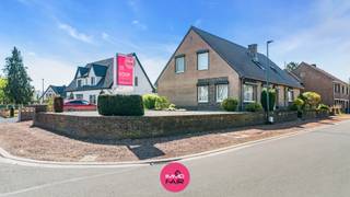 Deze charmante open bebouwing is rustig gelegen aan het Rode Kruisplein 15 in Eisden, in een aangename en residentiële woonwijk. De woning geniet van een uitstekende bereikbaarheid met een vlotte verbinding naar het centrum van Maasmechelen, de E414, en bevindt zich bovendien in de nabijheid van scholen, winkels en andere voorzieningen. Met een woonoppervlakte van maar liefst 245 m² woonplezier en een grondoppervlakte van 525 m² heeft deze woning tal van mogelijkheden voor wie op zoek is naar ruimte en comfort: ideaal voor wie op zoek is naar extra woongenot en een biedt een perfecte oplossing voor kangoeroewonen of grote gezinnen.<br /><br /><br />De indeling gaat als volgt: <br /><br />Via de inkomhal bereik je de verschillende leefruimtes op het gelijkvloers. <br />De leefruimte geniet van grote raampartijen die zorgen voor veel lichtinval en een open gevoel. De gezellige haard vormt het warme middelpunt van de ruimte. Daarnaast geniet je hier van extra comfort dankzij airconditioning.<br /><br /><br />De keuken op het gelijkvloers met ontbijthoek is functioneel ingericht en voorzien van een oven, ingebouwde koelkast en keramische kookplaat. Verder bevinden zich op deze verdieping drie volwaardige slaapkamers met oppervlaktes van circa 17m², 9m² en 9m². <br /><br />De gezellige veranda met zicht op het terras zorgt het hele jaar door voor aangenaam woongenot.<br />Alsook is de recent vernieuwde badkamer stijlvol betegeld en uitgerust met een dubbele lavabo, een inloopdouche en een ligbad.<br /><br />Op de eerste etage geeft de nachthal uit op twee bijkomende slaapkamers van circa 14m² en 13m². Daarnaast is er een tweede badkamer aanwezig met lavabomeubel en douchecabine.<br /><br />Tevens beschikt deze verdieping over een extra leefruimte met een volledig ingerichte keuken, voorzien van een oven, ingebouwde koelkast en inductiekookplaat. Daarnaast is er nog een praktische berging en een aparte ruimte die kan worden ingericht als bureauruimte, dressing of hobbykamer.<br />Via het knusse terras geniet je van een mooi uitzicht op de omgeving.<br /><br />Op kelderniveau beschikt de woning over een ruime kelderberging en een garage voor twee wagens.<br /><br />Extra troeven van deze woning:<br /><br />- Ideaal geschikt als kangeroewoning of grote gezinnen <br />- EPC label C – 233 kWh/m²<br />- Uitgerust met airco en automatische rolluiken op de benedenverdieping <br /><br />Op zoek naar een royale bungalow met veel potentieel op een centrale ligging? Contacteer ons via 089 390 990 of info@immofair.be.