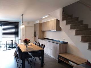 <p>Demandez votre visite via info@optimusvastgoed.be!<br />TURNING : Appartement duplex de 3 chambres à coucher avec garage à Heusden-Zolder!<br />Cet appartement duplex est situé au 2ème étage d'un petit immeuble d'appartements dans une rue calme à Heusden-Centre. À quelques minutes de marche, vous trouverez toutes sortes de facilités pour vos achats quotidiens, ainsi que la bibliothèque et les transports publics. La gare de Heusden n'est qu'à quelques minutes. Le centre commercial de Heusden se trouve à quelques minutes en voiture. Au 2ème étage, l'appartement comprend un hall d'entrée avec armoire encastrée, des toilettes séparées, un séjour spacieux avec cuisine ouverte et coin bureau, un débarras, une chambre à coucher 1 et une salle de bain avec douche. Au 3ème étage, il y a 2 chambres supplémentaires, dont l'une dispose d'un espace de jeu ou d'un bureau séparé et d'un dressing séparé. A l'arrière, vous pouvez profiter d'une terrasse spacieuse avec un abri de jardin. À l'arrière du bâtiment se trouvent un parking et un garage fermant à clé. Il y a également une cave privée.<br />Location:<br />Situation favorable dans une rue calme dans le centre de Heusden, à proximité de toutes sortes de facilités et de transports publics. Dans les environs se trouvent plusieurs écoles, la bibliothèque et la gare est à quelques minutes.<br />Layout:<br />- Etage 2 : hall d'entrée, toilette, séjour avec cuisine ouverte, débarras, terrasse, chambre 1 et salle de bain avec douche.<br />- Etage 3 : chambre 2 avec bureau ou salle de jeux, chambre 3, dressing séparé.#NouveauLine#- Garage verrouillable et place de parking à l'arrière.NouveauLine#- Cave privée.NouveauLine#Trophées:NouveauLine#- 3 chambres à coucher ! NouveauLine#- Ascenseur ! NouveauLine#- Garage et place de parking !<br />- Local de stockage dans la cave!<br />EPC B avec certificat numéro 20260517-0003870087-RES-2.<br />Frais communs : €55 avec règlement annuel.<br />Disponible à partir du 01.07.2026.</p>