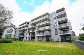 Ontdek dit appartement op de 3e verdieping in Residentie Groenhove, ideaal gelegen in het hart van Waregem.🏡 Kenmerken:Het appartement heeft een...
