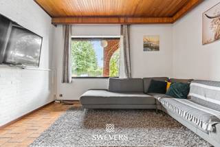 Voor meer info en foto’s, surf naar www.swevers.be – Deze instapklare architectenwoning aan de Beverlosesteenweg 439 in Koersel combineert een karaktervolle split-levelindeling met veel praktische ruimte. De woning werd gebouwd in 1979 en biedt 200 m² bewoonbare oppervlakte op een perceel van 868 m². Via de centrale inkomhal bereik je de woonkamer van 16 m². Het aansluitende eetgedeelte staat in verbinding met de keuken van 14 m² en geeft toegang tot het overdekte terras. De verschillende niveaus zorgen voor een speelse maar duidelijke scheiding tussen de leef- en slaapruimtes. Verder zijn er een wasruimte en een inpandige garage van 25 m². Op de verdieping bevinden zich drie volwaardige slaapkamers van 14 m², 14 m² en 12,25 m², aangevuld met een centraal gelegen badkamer. De kelder van 36 m² biedt bovendien heel wat extra opslagruimte. Het noordelijk georiënteerde perceel biedt voldoende buitenruimte, met het overdekte terras als aangename verbinding tussen binnen en buiten. Ook de ligging is praktisch: scholen, winkels, openbaar vervoer, restaurants en ontspanningsmogelijkheden bevinden zich in de nabije omgeving. De snelweg is bereikbaar op circa 4 km. Een instapklare woning met een bijzondere architectuur, drie slaapkamers en veel functionele ruimte. Voor meer informatie, bel 011 255 155. Bron bewoonbare oppervlakte: EPC – verslag. <br />Dit pand is onderworpen aan de renovatieverplichting van de Vlaamse overheid voor residentiële gebouwen (behoudens bij sloop binnen 5 jaar na de aankoop). Consulteer voor meer informatie de website van het Vlaams Energie- en Klimaatagentschap via https://www.vlaanderen.be/een-huis-of-appartement-kopen/renovatieverplichting-voor-residentiele-gebouwen.