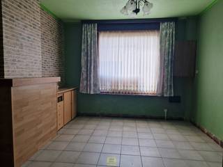 Deze woning met veel potentieel bevindt zich in het rustige Kerksken. Ze omvat een inkomhal, leefruimte, salon, keuken, een koer, terras...