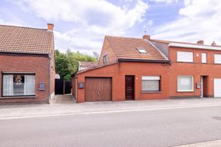 Ontdek deze te renoveren woning gelegen aan Eikendreef 82 in Rijkevorsel. De woning bevindt zich op een rustige locatie. Binnenin geniet u van een gezellige leefruimte, een keuken met zicht op de tuin, 2 slaapkamers en een inpandige garage. Buiten zorgt de woning voor een ruime tuin waar het heerlijk vertoeven is. <br /><br />Indeling: <br />Gelijkvloers: <br />- Inkomhal<br />- Leefruimte<br />- Keuken met zicht op de tuin<br />- Badkamer<br />- Garage<br /><br />Verdieping: <br />- Nachthal<br />- Slaapkamer 1<br />- Slaapkamer 2<br /><br />Bijzonderheden: <br />- Rustige ligging<br />- Woning met veel potentieel<br />- Ruime tuin met zicht op de natuur<br /><br /><span>Mis deze kans niet en plan een bezoek in!</span><br /><br /><span>0497 27 14 64</span><br /><span>camilla@albert.immo</span><br /><span>www.albert.immo</span><br /><br /><span>Bij Albert kom je thuis!</span>