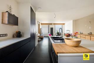 <p><span>Cette belle propriété à Boom offre une combinaison idéale d'espace, de fonctionnalité et de confort moderne. Avec une surface habitable de 236 m² et un terrain de 386 m², cette propriété offre suffisamment d'espace pour toute la famille.</span></p><p><span> </span></p><p><span>La maison comprend quatre chambres spacieuses, parfaites pour une famille qui s'agrandit, un bureau ou une chambre d'amis. La propriété est située sur un terrain bien entretenu avec un beau jardin et un dégagement adapté, idéal pour la détente et les loisirs.</span></p><p><span> </span></p><p><span>L'intérieur comprend une cuisine contemporaine avec un îlot central, des finitions de qualité et des appareils modernes. L'espace de vie ouvert combine le salon et la cuisine, créant une atmosphère agréable et beaucoup de lumière naturelle. Les sols sont recouverts d'un élégant carrelage foncé, facile à nettoyer et d'aspect contemporain.</span></p><p><span> </span></p><p><span>La salle de bains est moderne et comprend une salle de douche bien-être intégrée, dotée d'une cloison en verre et d'équipements pratiques. La buanderie et le séchoir offrent un confort supplémentaire pour l'entretien quotidien.</span></p><p><span> </span></p><p><span>La propriété dispose d'un garage, très utile pour la protection des véhicules et l'espace de stockage supplémentaire. Le bâtiment de la halle sur la propriété offre un espace de stockage supplémentaire ou un espace pour les activités de loisirs.</span></p><p><span> </span></p><p><span>L'emplacement à Boom est stratégiquement avantageux avec un bon accès aux routes et aux commodités. Cette maison combine confort et potentiel et est idéale pour les acheteurs à la recherche d'une maison spacieuse avec des commodités modernes et un agencement pratique.</span></p>