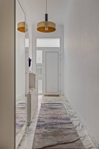 Welkom in dit prachtige familiehuis in Antwerpen dat het perfecte evenwicht biedt tussen comfort, stijl en ruimte. Met 210 vierkante...