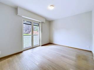 Het appartement op de eerste verdieping bestaat uit een inkomhal, toilet, 2 slaapkamers, badkamer, berging, leefruimte met open keuken, terras en garagebox.1e verdieping:- inkomhal- gastentoilet- badkamer (8 m²) met dubbel wasmeubel en douche - berging (4 m²) met schappen- woonkamer (ca. 32m²) op tegelvloer en open keuken met dubbele spoelbak, oven, kookvuur, dampkap, vaatwasser en koelkast- 2 slaapkamers (11 m² en 8 m²)Bijzonderheden:- terras met bijzonder mooi uitzicht over weilanden- private garagebox achteraan- EPC: 113 kWh/ (m² jaar)- vaste kosten €100 p/m- onmiddelijk beschikbaarMet (ver-)Kopen of (ver-)huren in regio Kalmthout of Essen? Met vragen kan je altijd bij ons terecht!Dewaele vastgoed met advies.