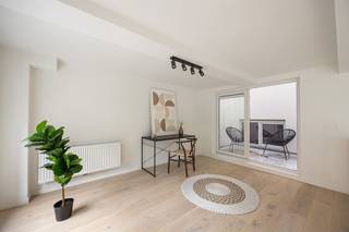 <p><span> </span></p><p><span>Wonen in het gegeerde Pulhof? Dat doe je hier, in dit prachtig gerenoveerde gelijkvloers appartement waar licht, ruimte en kwalitatieve materialen centraal staan. Met drie slaapkamers, twee stijlvolle badkamers, een royale leefruimte met open keuken en het genot van de volledige voortuin heb je hier een pareltje te pakken.  Garage of autostaanplaats optioneel aan te kopen</span></p><p><span> </span></p><p><span>Licht, luxe &amp; comfort</span></p><p><span>Via de ruime inkomhal krijg je meteen een gevoel van rust en elegantie. De hele woning werd strak en kwalitatief afgewerkt, met warme materialen en een tijdloze uitstraling.</span></p><p><span>Vooraan bevindt zich de indrukwekkende leefruimte met open keuken, waar de grote raampartijen zorgen voor een overvloed aan natuurlijk licht. Dankzij de open indeling vloeien zithoek, eetplaats en keuken mooi in elkaar over. De stijlvolle keuken in donker houtfineerlook heeft een strak werkblad en is volledig uitgerust met kwalitatieve toestellen: inductiekookplaat, dampkap, oven, koelkast, diepvries, vaatwasser en spoelbak. Hier kook en leef je in alle comfort.</span></p><p><span>Aansluitend aan de leefruimte bevindt zich nog een gezellige zithoek of bureauplek op split level, met toegang tot het leuke balkon/patio — een fijne plek voor een koffietje of apero.</span></p><p><span> </span></p><p><span>Drie slaapkamers &amp; twee badkamers</span></p><p><span>Het appartement beschikt over drie slaapkamers, allemaal afgewerkt met dezelfde mooie parketvloer en rustige kleuren. De master bedroom achteraan is bijzonder ruim en heeft rechtstreeks toegang tot het tweede terras.</span></p><p><span>Er zijn bovendien twee badkamers aanwezig, allebei afgewerkt met grote beige marmerlooktegels en warme houtaccenten. De grootste badkamer beschikt over een inloopdouche, lavabomeubel en toilet. De tweede badkamer is compact en praktisch ingericht, ideaal voor gasten, kinderen of als extra comfort in een gezinssituatie.</span></p><p><span>Extra handig: in de hal zijn er ingemaakte kasten voorzien én is er plaats voor wasmachine en droogkast.</span></p><p><span> </span></p><p><span>Rustig wonen vlakbij alles</span></p><p><span>Je woont hier in een rustige, residentiële buurt met veel groen en tegelijk vlakbij winkels, scholen en openbaar vervoer. Dankzij de centrale ligging ben je zo in en uit de stad en bereik je vlot de Ring en belangrijke invalswegen. Ook parken, sportfaciliteiten en gezellige buurtadresjes liggen vlakbij. Ideaal voor wie rustig wil wonen zonder in te boeten op bereikbaarheid en levendigheid.</span></p><p><span> </span></p><p><span>Maatregelenregister: in aanvraag</span></p><p><span> </span></p>