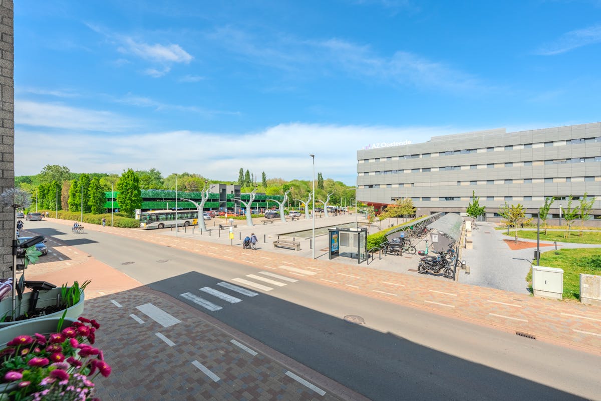 Lichtrijk twee-slaapkamerappartement met terras te Oostende - foto 4