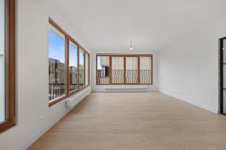 Dit appartement, gelegen in de Rijselstraat met zicht op het mooie Sint-Michielsplein, omvat:<br /><br />* Lichtrijke leefruimte met open keuken<br />* Overdekt terras<br />* 2 ruime slaapkamers<br />* Badkamer met inloopdouche<br />* Ruime berging<br /><br />Huurprijs 875 euro plus gemeenschappelijke kosten 85 euro.<br /><br />Bezoek? Bel Matthias 0497/76.84.89