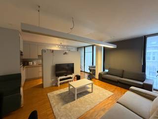 In het centrum van Deinze, vinden we dit lichtrijke appartement gelegen op de 1e verdieping van een kleinschalig gebouw.Het appartement beschikt over...