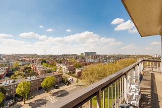 Op de 8ste verdieping van een uitstekend onderhouden gebouw bevindt zich dit mooie 3-slaapkamerappartement met een uniek panoramisch zicht over Antwerpen. Dankzij de grote raampartijen in living, keuken en slaapkamer geniet elke ruimte van lichtinval wat zorgt voor een aangenaam en ruim woongevoel. Het ruime terras aan de voorzijde van circa 15m2 is op het westen georiënteerd, genieten dus van de namiddag-en avondzon. <br /><br /><u>Indeling:</u><br />Bij het betreden van het appartement komt u rechtstreeks in de inkomhal met vestiairegedeelte. Deze biedt toegang tot de ruime woon- en eetkamer op parket en loopt over in het zonnige terras aan de voorzijde. Om de koelte te bewaren werd de living voorzien van airconditioning en van een elektrische rolluik op de grote raampartij.<br />De open keuken is volledig uitgerust en grenst aan een tweede terrasje op de zijkant van het gebouw.<br /><br />De nachthal geeft toegang tot 3 volwaardige slaapkamers op parket, een aparte toilet en een berging met aansluiting voor was-en droogkast.<br /><br />1 ondergrondse staanplaats is verplicht bij aan te kopen (15.000 euro). Verder is er ruim voorzien in inpandige fietsenstallingen.<br /><br /><br /><u>Troeven:</u><br />- EPC-label B<br />- Elektriciteit conform<br />- Asbestvrij<br />- Panoramisch uitzicht over stad <br />- Twee terrassen <br />- Praktische indeling <br />- Verzorgd gebouw met lift<br />- Rustige, doch centrale ligging<br />- Ondergrondse autostaanplaats<br />- Fietsenberging<br /><br />Of u nu op zoek bent naar een nieuwe thuis of een rendabele investering, dit appartement in Merksem biedt een uitstekende opportuniteit. Momenteel wordt het verhuurd aan een stabiele en correcte huurder, waardoor u meteen geniet van een verzekerd en zorgeloos rendement.<br /><br />Het grondplan, het EPC, elektriciteitskeuring en de asbestinventaris kan u reeds bekijken via de Wellimmo-site ('documenten')<br /><br />📩 Meer info of een bezoek: info@wellimmo.net<br />📞 03/225 00 68 of 0468/07 55 56 (Gerd)<br /> 