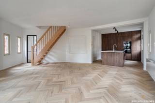 Located in a characterful corner building in the heart of vibrant Zurenborg, this fully renovated and exceptionally bright duplex apartment offers...