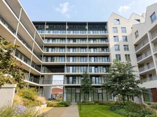 <p><span>ANTWERPEN – Noord: </span><span>Stijlvol nieuwbouwappartement met 2 slaapkamers en autostaanplaats.</span></p><p><span> </span></p><p><span>BESCHRIJVING : </span></p><p><span> </span></p><p><span>In het moderne nieuwbouwproject De Groene Poort, gelegen in de bruisende Slachthuisbuurt in Antwerpen, bevindt zich dit lichtrijke en volledig afgewerkte appartement. </span></p><p><span>De combinatie van hedendaags comfort, een warme uitstraling en een uitstekende ligging maakt dit appartement bijzonder aantrekkelijk.</span></p><p><span> </span></p><p><span>De leefruimte met open keuken vormt een aangenaam geheel, met grote raampartijen die zorgen voor een mooie natuurlijke lichtinval. </span></p><p><span>De stijlvolle keuken sluit naadloos aan bij het warme, tijdloze interieur. Aansluitend bevindt zich het balkonnetje.</span></p><p><span> </span></p><p><span>Het appartement beschikt over twee slaapkamers, een moderne badkamer en een apart gastentoilet. </span></p><p><span>Daarnaast zijn er een gemeenschappelijke fietsenberging, een aparte wasruimte en een ondergrondse autostaanplaats inbegrepen, wat bijdraagt aan het dagelijkse comfort.</span></p><p><span> </span></p><p><span>Een absolute troef van het project is de prachtig aangelegde gemeenschappelijke binnentuin, een groene oase van rust midden in de stad. </span></p><p><span>De sfeervolle inrichting en de aanwezige serre creëren een aangename plek om even te ontsnappen aan de dagelijkse drukte.</span></p><p><span> </span></p><p><span>Ook de ligging is een absolute troef. De Slachthuisbuurt ontwikkelt zich tot een levendige stadswijk met gezellige horecazaken, groene ontspanningsplekken en een vlotte verbinding naar het centrum van </span></p><p><span>Antwerpen. </span></p><p><span>Park Spoor Noord bevindt zich op wandelafstand en ook de belangrijkste invalswegen zijn gemakkelijk bereikbaar.</span></p><p><span> </span></p><p><span>Een instapklaar nieuwbouwappartement waar comfort, een warme afwerking en een centrale ligging samenkomen, met groen en rust binnen handbereik.</span></p><p><span> </span></p><p><span>BIJZONDERHEDEN :</span></p><p><span> </span></p><ul><li><span>Nieuwbouwappartement in project De Groene Poort</span></li><li><span>Gemeenschappelijke fietsenberging en aparte wasruimte</span></li><li><span>Ondergrondse autostaanplaats bij te huren aan € 100/maand</span></li><li><span>Gemeenschappelijke kosten: ca € 160/maand (provisie voor verwarming, water, onderhoud van de gemeenschappelijke delen en syndicus)</span></li><li><span>Verwarming via warmtepomp</span></li><li><span>Gemeenschappelijke binnentuin met serre</span></li><li><span>Gelegen nabij Park Spoor Noord en het centrum van Antwerpen</span></li><li><span>Onmiddellijk beschikbaar</span></li></ul><p><span> </span></p>