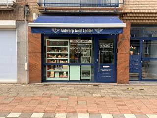 Commercieel gelegen handelspand met garage op een uitstekende locatie langs de Antwerpsesteenweg in Hoboken. Het pand is momenteel ingericht...