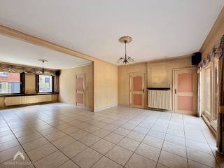 Centraal gelegen woning bestaande uit een inkomhal met afzonderlijk toilet, ruime lichtrijke leefruimte met eet-en zithoek, ruime keuken...