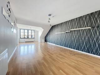 LOCATION: This apartment is located in the center of Eeklo. Close to shops, restaurants and schools. All access roads are also easily...