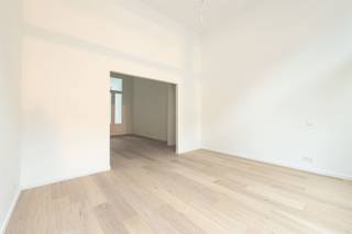 <p><span><span>Vivre avec du charme, de la classe et une touche de grandeur</span></span></p><p><span><span>Un bâtiment qui ne se contente pas d'être vu, mais qui a un air d'architecture. Ici, la façade respire l'art nouveau, on entre dans un hall authentique, on a de hauts plafonds. Une maison avec une histoire et une histoire, et ce dans un cadre moderne.</span></span></p><p><span><span>Bienvenue dans le quartier bien-aimé de Markgrave, un quartier vivant de standing où joyaux architecturaux, vie citadine et tranquillité vont de pair. Les parcs sont au coin de la rue, le restaurant le plus branché de 2025, Cobrahouse, est votre nouveau point de chute et l'une des meilleures boulangeries d'Anvers, Domestic, est accessible à pied. Tout cela, combiné à une excellente accessibilité, est un mariage parfait.</span></span></p><p><span><span>Pourquoi vous voudrez vivre ici</span></span></p><ul><li><span><span>Architecture élégante et bâtiment entièrement rénové (conçu par Jules Dries en 1910)</span></span></li><li><span><span>Beaucoup de lumière et de belles hauteurs de plafond</span></span></li><li><span><span>Terrasse et balcon donnant sur le parc</span></span></li><li><span><span>Deux chambres de taille normale avec une agréable sensation d'espace</span></span></li><li><span><span>Situation centrale</span></span></li><li><span><span>Prêt à emménager</span></span></li></ul><p><span><span>Au premier étage de l'immeuble se trouve l'appartement de deux chambres à coucher. Un bel espace de vie avec accès au balcon donnant sur la rue. La salle à manger est une extension de l'espace de vie et peut être séparée par une double porte. Une cuisine ouverte, équipée de tous les appareils électroménagers (Miele - Samsung), avec accès à la terrasse arrière donnant sur la verdure. Dans le huitième hall, il y a des toilettes pour les invités et une pièce de rangement avec un branchement pour la machine à laver et le sèche-linge.</span></span></p><p><span><span>La chambre principale dispose d'un dressing et d'une salle de bains à l'arrière. La<sup>2ème</sup> pièce se trouve à l'avant de l'appartement et est parfaite comme pièce de loisir, chambre d'amis ou bureau.</span></span></p><p><span><span>Intéressé(e) ? N'attendez pas trop longtemps et prenez rendez-vous à </span></span><span><span>www.sinjoor.be</span></span><span><span> ou au 03 283 05 00.</span></span></p>