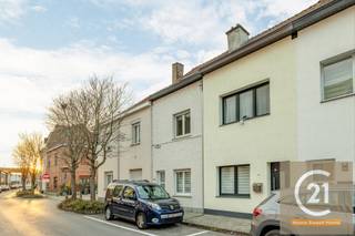 <p>Cette maison prête à emménager est située dans une rue calme de Vilvorde et combine confort, espace et agencement fonctionnel. Dès l’entrée, vous accédez à un long hall qui mène vers un vaste et lumineux séjour avec, en continuité, une agréable salle à manger. La cuisine, récemment rénovée, s’intègre parfaitement à l’ensemble et offre tout le confort moderne. Une salle de bains contemporaine se trouve également au rez-de-chaussée.</p>
<p>À l’arrière de la maison, vous profitez d’un charmant jardin de ville avec terrasse, idéal pour se détendre en toute tranquillité.</p>
<p>Le premier étage comprend deux chambres spacieuses. Le grenier aménagé dispose également de deux chambres, dont la cloison intermédiaire a été retirée afin de créer actuellement une grande pièce ouverte. Celle-ci peut facilement être redivisée selon vos besoins, offrant une grande flexibilité pour une famille, le télétravail ou des loisirs.</p>
<p>Grâce à son environnement paisible et à sa disposition bien pensée, cette maison constitue une opportunité idéale pour ceux qui recherchent un logement confortable et clé en main à Vilvorde, à proximité de toutes les commodités.</p>