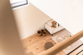 <p>Deze moderne nieuwbouwwoning in De Kom in Leopoldsburg bevindt zich op een rustige ligging vlakbij de jachthaven, met aangename zichten op het water en een open, groen karakter.</p>
<p>Met een bewoonbare oppervlakte van ca. 165 m² beschikt de woning over een ruime en lichtrijke leefruimte met open keuken, drie volwaardige slaapkamers en een nette badkamer. Dankzij de grote raampartijen geniet u van een mooie lichtinval en een directe connectie met het terras en de tuin van 34,19 m², ideaal om in alle rust te ontspannen.</p>
<p>De woning is afgewerkt met kwalitatieve, moderne materialen en werd energiezuinig gebouwd, wat zorgt voor hedendaags comfort en een duurzaam karakter. In combinatie met de vlotte bereikbaarheid en de nabijheid van winkels, scholen en ontspanning, maakt dit deze woning bijzonder geschikt voor wie op zoek is naar instapklaar wooncomfort op een aangename locatie aan het water.</p>