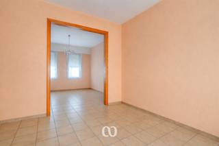 Ben je op zoek naar een statige woning dat nog gerenoveerd kan worden naar eigen smaak? Deze maakt zeker kans.De centrale ligging in het centrum van...