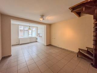 Dit gezellig appartement (58m2) is gelegen in het centrum van Diksmuide en bestaat uit:<br /><br />kelderberging.<br /><br />GELIJKVLOERS:<br />Gemeenschappelijke inkomhal en fietsenberging.<br /><br />VERDIEP 1: <br />Leefruimte met open ingerichte keuken.<br /><br />VERDIEP 2: <br />Nachthal - ruime slaapkamer - ingerichte badkamer met ligbad/douche, lavabomeubel en toilet.<br /><br />ALGEMEEN:<br />- Elektrische verwarming.<br />- Schrijnwerk: ALU, dubbele beglazing.<br />- Zeer centrale ligging, in de directe nabijheid van alle voorzieningen.<br />- Op wandelafstand van de Grote markt.<br />- Onmiddelijk vrij!<br />- Het appartemet werd recent volledig geschilderd.<br />- 12,5€/maand gemeenschappelijke kosten.<br /><br />Meer info op www.vastgoedvanoverschelde.be