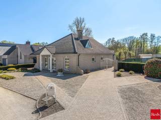 Interesse in deze ruime woning gelegen in een oase van rust? Neem dan zeker contact op met Nathan via nathan@reds.be of 0492256102<br /><br />Ontdek deze uitzonderlijke woning in Zandhoven, gelegen op een prachtig perceel van maar liefst 1963 m². Hier geniet u van een unieke combinatie van ruimte, rust en comfort, midden in een groene omgeving die aanvoelt als een echte oase.<br /><br />De woning (bouwjaar 1997) is instapklaar en biedt bijzonder ruime leefruimtes, ideaal voor gezinnen of wie houdt van openheid en comfort. Dankzij de doordachte indeling en kwalitatieve afwerking geniet u hier van een aangename woonbeleving. Met een royale bewoonbare oppervlakte en een ruime garage is er bovendien plaats in overvloed.<br /><br />Buiten wacht een schitterende tuin waar rust en privacy centraal staan. Dit is dé plek om te ontspannen, te genieten van de natuur of gezellige momenten door te brengen met familie en vrienden.<br /><br />Extra troeven zijn de vele parkeermogelijkheden op eigen terrein en de rustige, residentiële ligging. Toch bevindt u zich op korte afstand van de dorpskern, winkels, scholen en openbaar vervoer.<br /><br />Kortom, een unieke kans voor wie op zoek is naar ruimte, rust en een topligging in Zandhoven!
