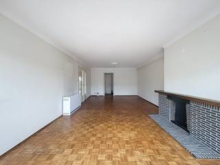 Dit ruim en charmant appartement is op zoek naar nieuwe bewoners. Het appartement te huur in centrum Waregem heeft een aangenaam terras, een woonoppervlakte van 100m² en bijzonder veel lichtinval.INDELING- inkomhal- bijzonder ruimte leefruimte met veel lichtinval- keuken met eetplaats- leuk terras achteraan met praktische berging- 3 ruime slaapkamers- badkamer met bad en lavabo- gastentoiletALGEMEEN- kelderberging + garagebox verplicht bij te huren: €50 per maand- gezellig en ruim appartement- op het derde verdiep dus mooi uitzicht achteraan- gunstig EPC- centrum Waregem- dicht bij invalswegenDe snelste manier om een bezoek te brengen aan deze woning? Vraag je bezoek aan via de rode knop op onze website (www.dewaele.com) en je wordt gecontacteerd door onze verhuurexpert Jolien. Telefonisch kunnen er geen afspraken gemaakt worden. Bij andere vragen kun je ons telefonisch contacteren via 056 605 605.